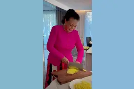 大S婆婆穿高跟鞋炒菜被指摆拍，面部不受控直抖，身上衣服才百元图片