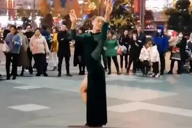 父母残疾，卧床不起，保安穿旗袍跳舞养家，意外走红网络图片