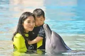 4岁不丹龙太子长大了！嘟嘴模仿小海豚，呆萌样子逗笑高冷王后图片