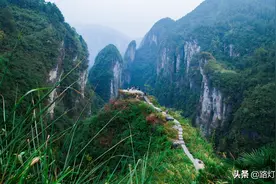 湖南最神秘的苗寨，建于绝壁悬崖之间，风光秀美被誉“小张家界”图片