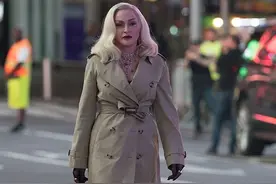 63岁麦当娜不服老，踩红底鞋配渔网袜，穿巴宝莉风衣演绎早秋时尚图片