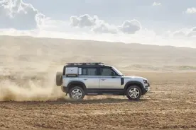 从蛮荒闯入城市，点评路虎卫士“既要又要”的新定位图片