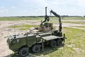 解放军第三代战术卡车亮相演习场，外形帅气，酷似美军M977图片