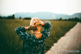 一个人一旦认识到自己是傻瓜，他就不再是傻瓜了图片