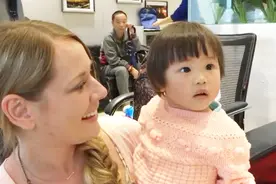 小女娃离开福利院的前后对比，从表情就能看出，区别就是这么大视频封面