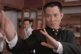 当看到穿西装的张晋，军装的吴京，中山装的李连杰，赶紧跑别回头图片