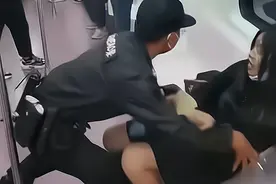 是西安地铁安保简单粗暴还是女子活该，从视频来看女子更值得同情图片