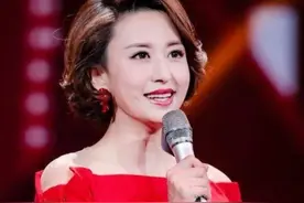 她是央视美女主持，丈夫比她大20岁，站一起网友调侃像父女图片
