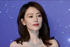高圆圆最新生图曝光，穿抹胸黑裙美出新高度，脸上丝毫不见皱纹图片