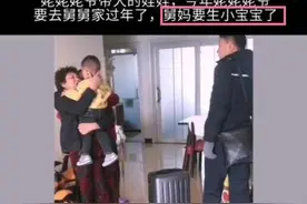 要去带孙子了，姥姥抱着带了3年的外孙流泪，嘴里念“我还回来”图片