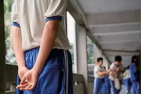 被拍裸照、吐口水，18岁男孩自宫：没有规范教育，每个人都是恶魔图片