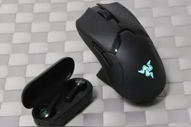 畅享无线游戏体验，Razer毒蝰终极版游戏鼠标&战锤狂鲨真无线耳机图片