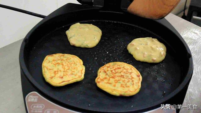 玉米面这样做最好吃，简单家常的玉米面饼，又香又软，吃不够