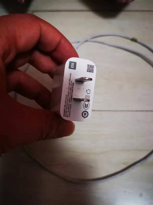 小米手机充电爆炸引燃窗帘地板