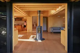 有趣的设计，新旧共存，在法国乡村两个老石墙间建造的一座房子。图片