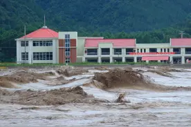 买6百万的顶级红旗，住5亿的花园别墅，地下室里面还堆满茅台图片