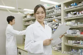 工作中的药师图片