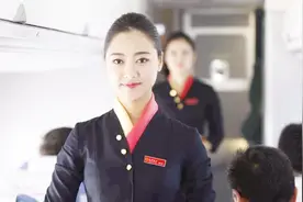 在飞机起飞前，为何空姐手里都要拿一个小东西，一直按着咔咔响？视频封面