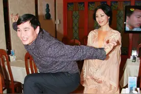 “农民艺术家”大衣哥的幻灭史，和他与女歌唱家的故事图片