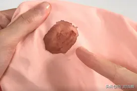 “大姨妈”弄脏床单很难清洗，教你一招，多久的血渍都能轻松去除图片