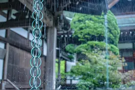 为什么要在屋檐上挂一根雨链？原来它除了引雨，还有这样的作用图片