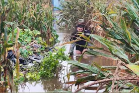 【新民】突降暴雨 房屋被淹 民警紧急营救被困群众图片