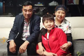 温馨！奥运冠军王濛晒一家三口全家福，长相像妈妈英姿飒爽图片