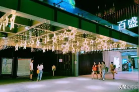 周五的夜晚，和以往一样的热闹图片