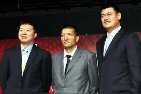 NBA总冠军亚洲首人，22岁娶32岁二婚美女，退役后任篮协主席图片