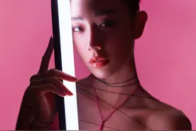 《迷雾航线》女主克拉拉《男人装》大秀性感身材，超吸睛图片