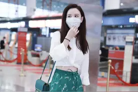 墨绿色裤子配什么颜色的上衣美？配白色清爽时尚，配黄色明快大气图片