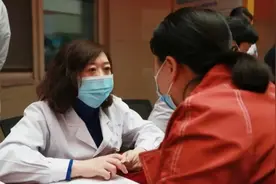 男孩出生没几天就频繁呕吐，昏迷送医后竟查出罕见病！此后3年全家人都不再吃肉图片