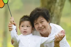 为什么姥姥带大的孩子，最后都跟奶奶亲了呢？现实情况让人无奈图片