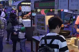 假期到国外旅游时，遇到路边摊卖炸串，基本没人能顶得住诱惑图片