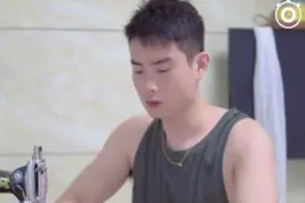 硬汉柔情！爸爸为女儿缝制百套礼服图片