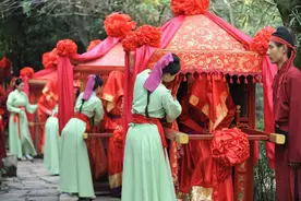 内蒙富婆闺女结婚，开着陪嫁58万宝马入场，车牌低调有内涵图片