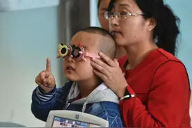 “近视会遗传给宝宝”？女生相亲时因近视被拒绝，理由靠谱吗图片