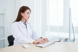 医生VS公务员，应该选哪个？图片