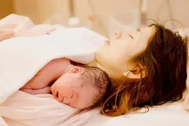 产后坐月子，谁来侍候更有利于妈妈恢复，选择的对象有讲究图片