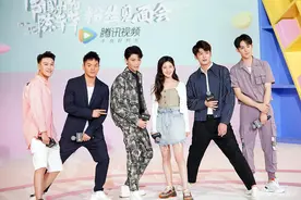 赵露思穿小短裙笑容甜美，与丁禹兮对视互动频发糖图片
