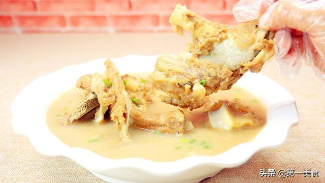 羊肉大骨头汤的做法（厨师长做的这道羊骨汤）