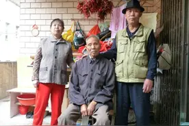 2003年，拾荒老汉救醉汉被认干爸，晚年公开身份政府上门慰问图片