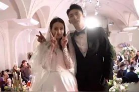 黄景瑜骑摩托载着热巴结婚，谁注意她手放哪了？暴露演员素养图片