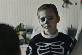 小女孩天台玩“死亡游戏”上热榜，评论区让人脊背发凉图片