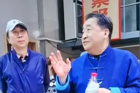 姜昆冯巩看演出，细节看出同门师兄弟感情！冯巩低调站身后好恭敬图片