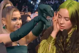 A妹错失格莱美奖，却情场得意！与酒吧神秘男子甜蜜互啜？图片