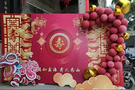 父亲六十大寿给我姐和弟媳各送了一条金项链，只给我媳妇一个红包图片
