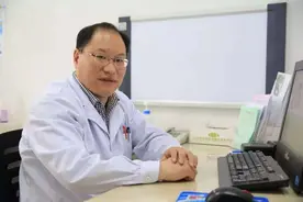 河南娃在家门口就能挂上北京专家号！郑州一医生直言：与国内顶级专家同台手术是非常难得的学习机会图片