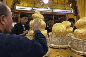 信徒们狂热贴金，使佛像上有厚厚的一层金箔，变成了“大金葫芦”图片