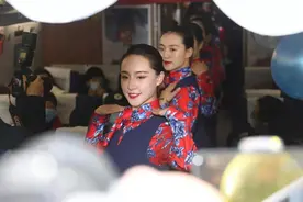 郑太高铁乘务员秀才艺领舞小姐姐颜值炸裂！乘客直呼是心动的感觉图片